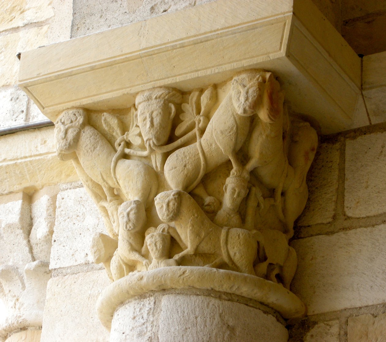 Capitel que representa leones y caras de French School