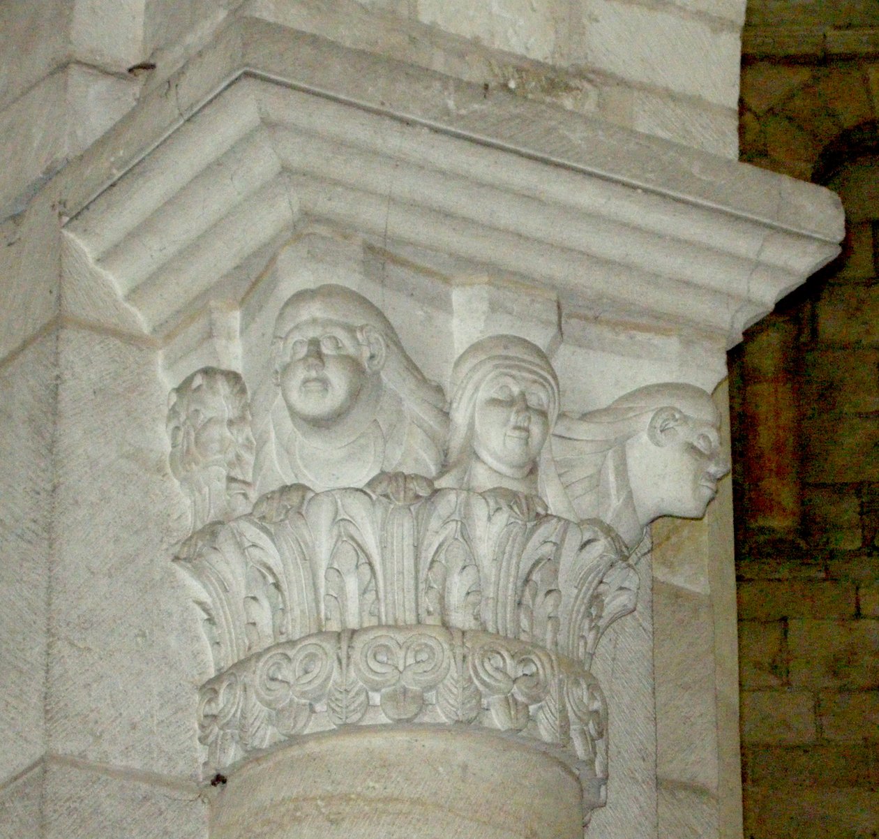 Capitel que representa a tres mujeres de French School
