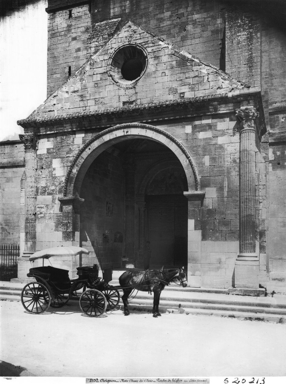 Carruaje esperando frente al pórtico de la catedral Notre-Dame-des-Doms de French School