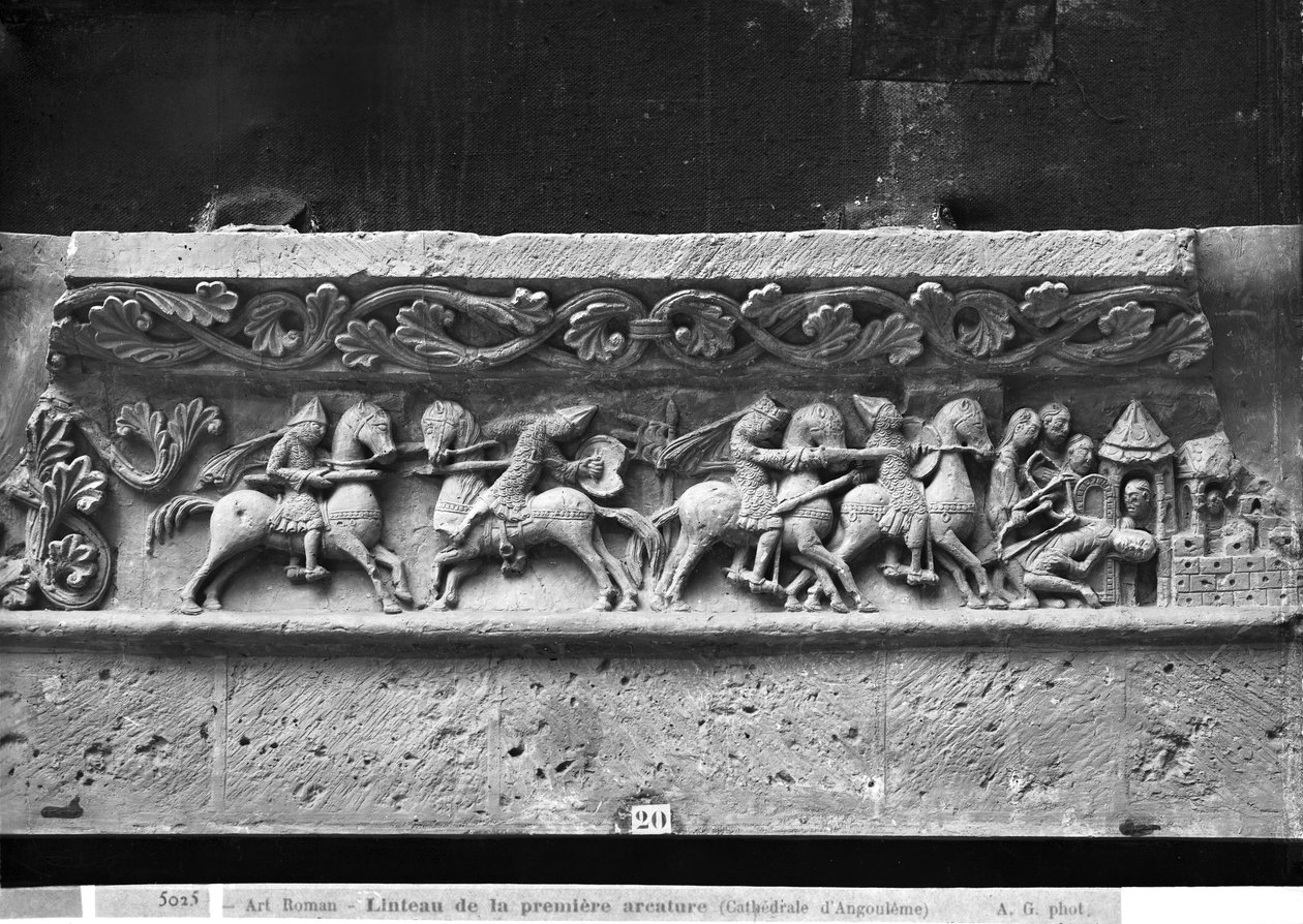Catedral de San Pedro en Angulema, detalle del dintel en la fachada oeste que representa escenas inspiradas en La Chanson de Roland, original de c.1125-35 (molde de yeso de piedra) de French School