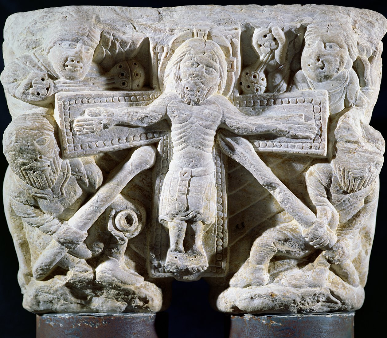 Cristo en la Cruz, relieve en un capitel de columnas gemelas de French School