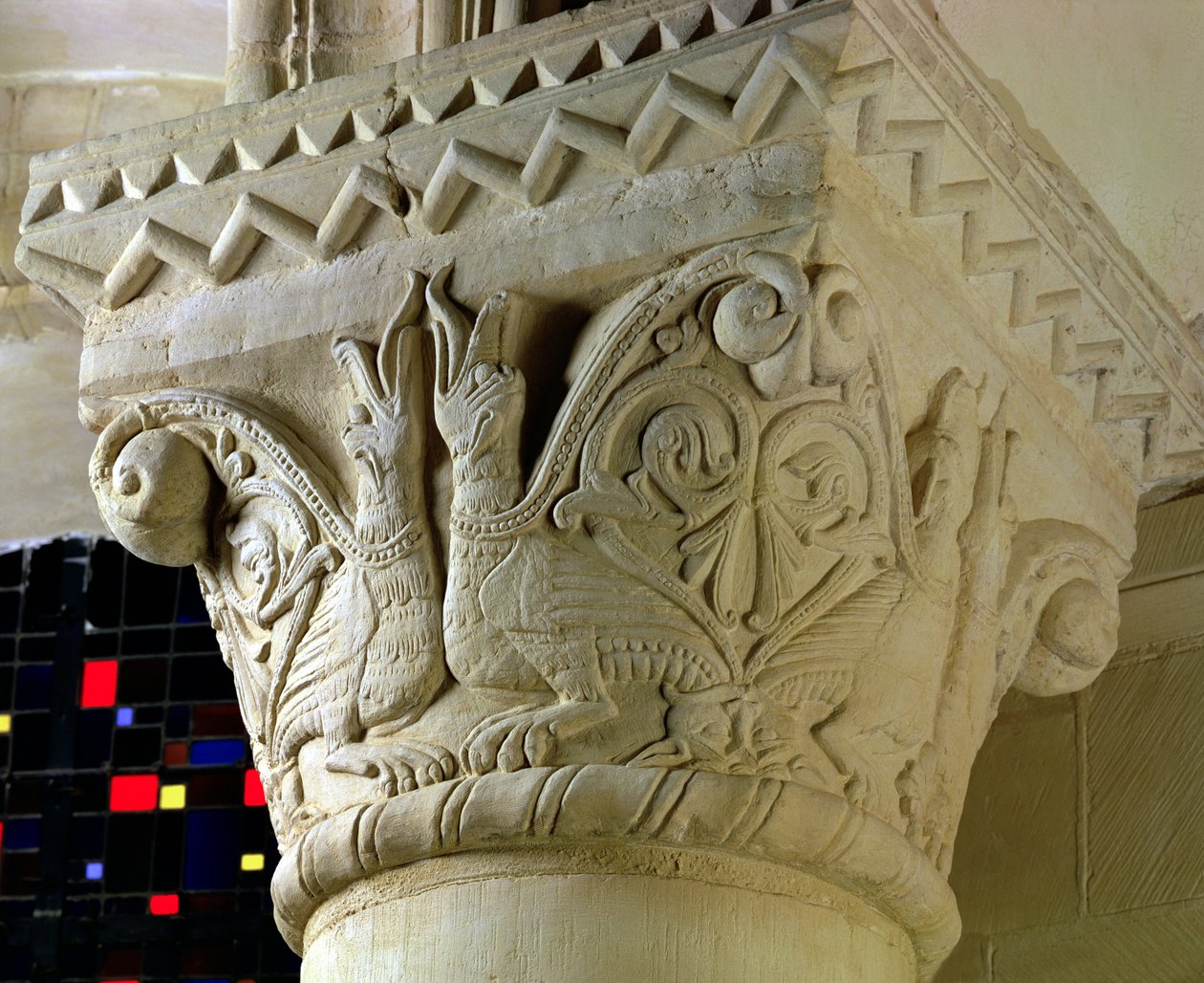 Capitel de columna con grotescos dispuestos simétricamente, del coro del hemiciclo, principios del siglo XII de French School