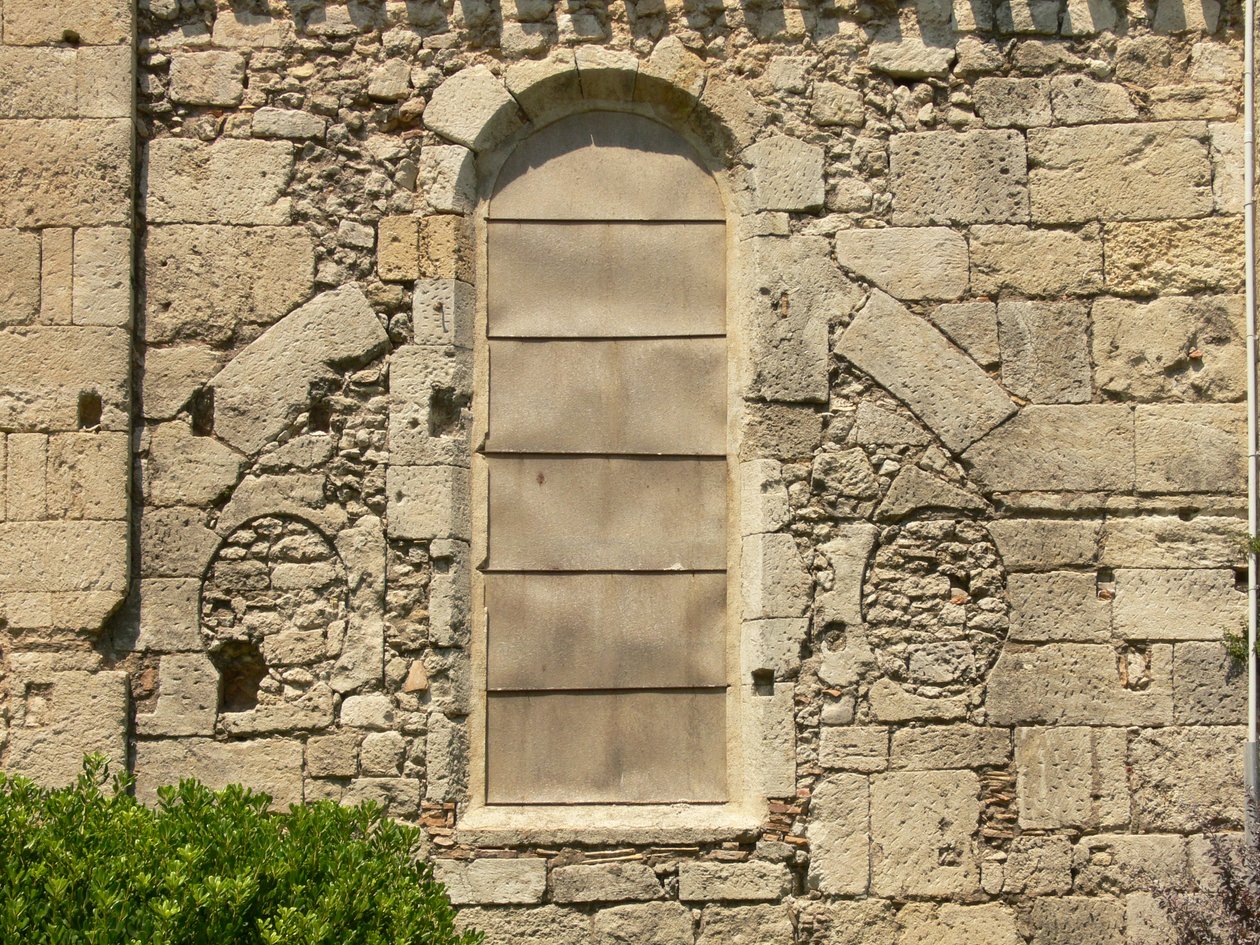 Vista de una ventana antigua tapiada de French School