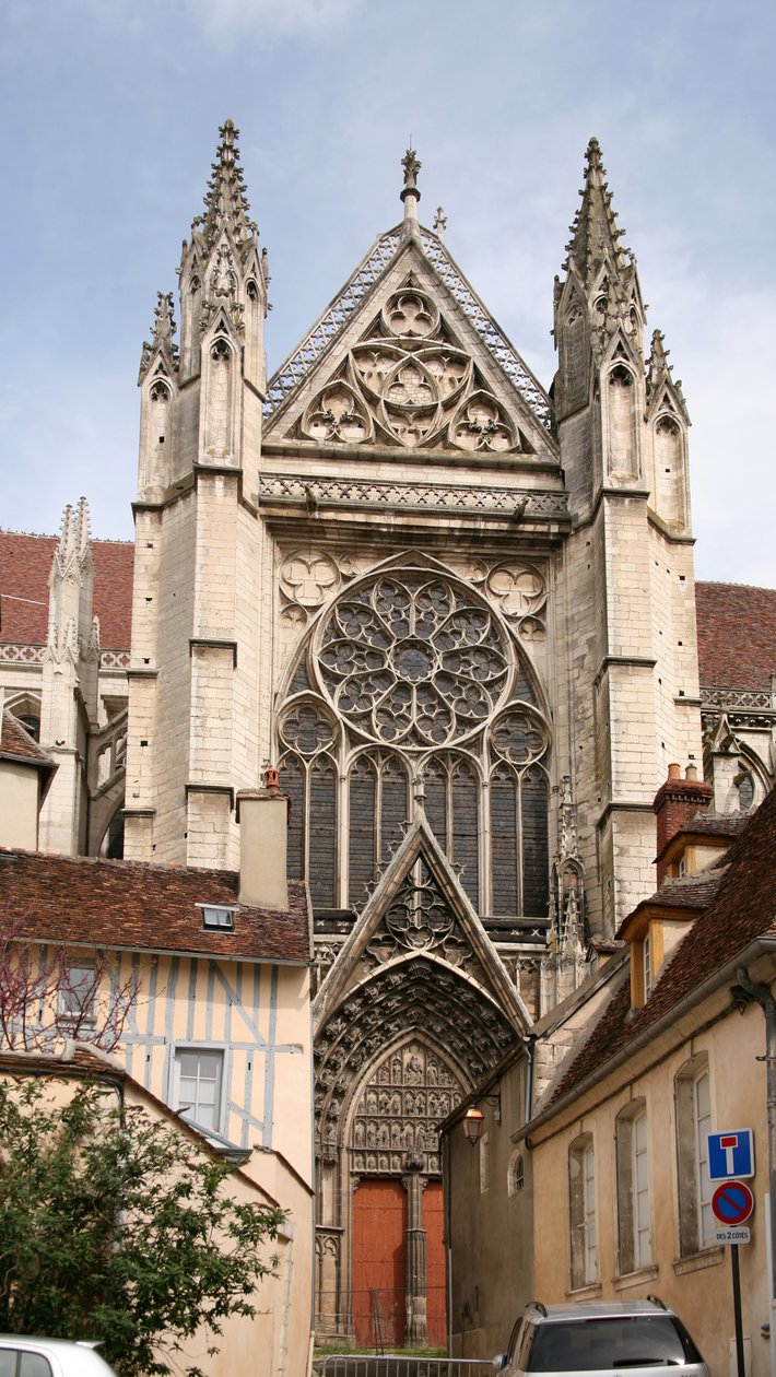 Fachada sur y rosetón de French School