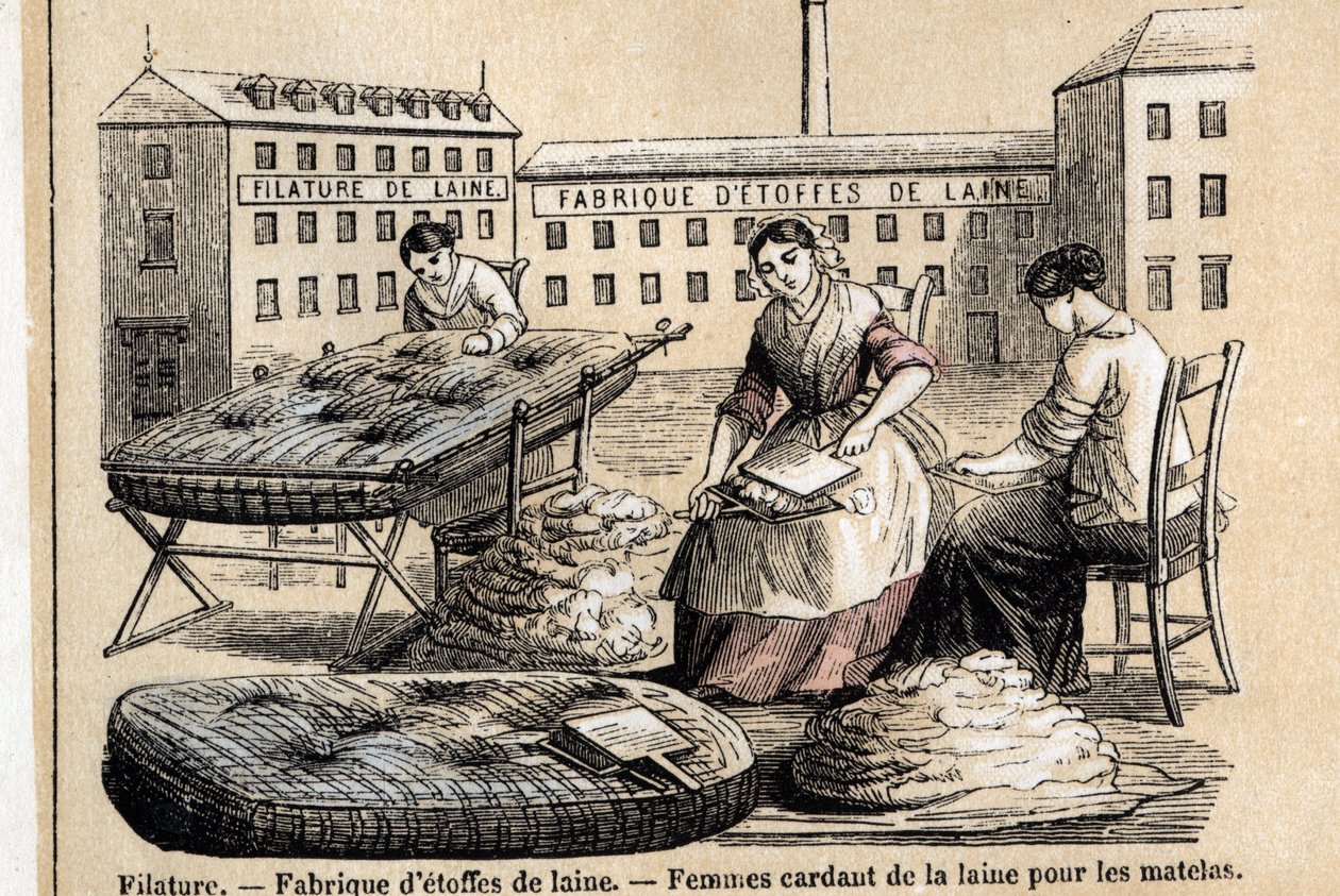 Descripción de los diversos usos y productos de la oveja: trabajadores cardando lana para colchones en el patio de una fábrica. Placa 