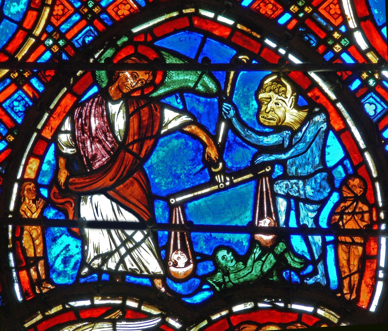 (detalle) de una ventana que representa el Juicio Final: San Miguel pesa las almas de French School