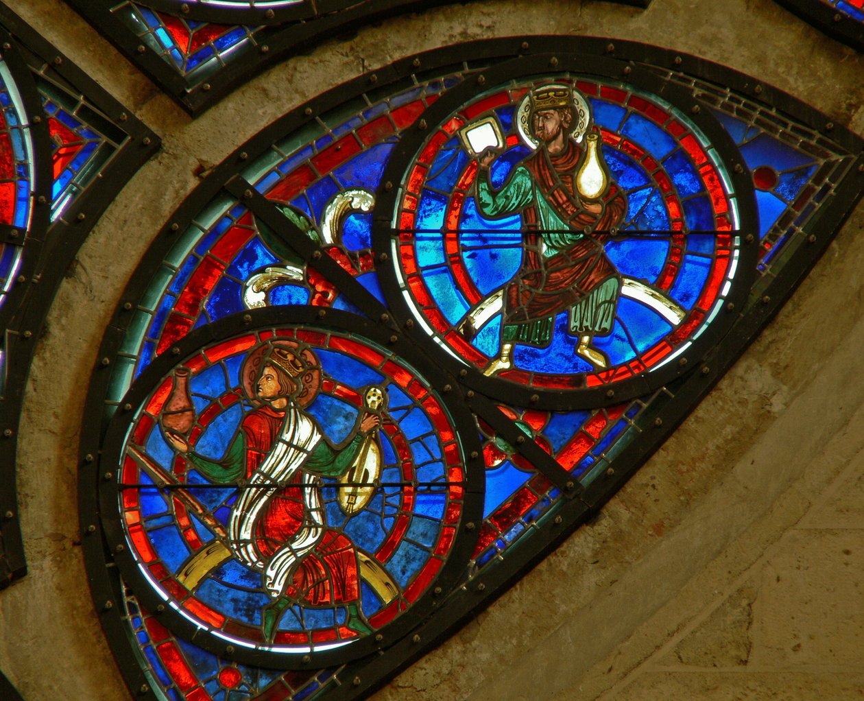 (detalle) de la ventana rosa este que representa a dos ancianos del apocalipsis de French School