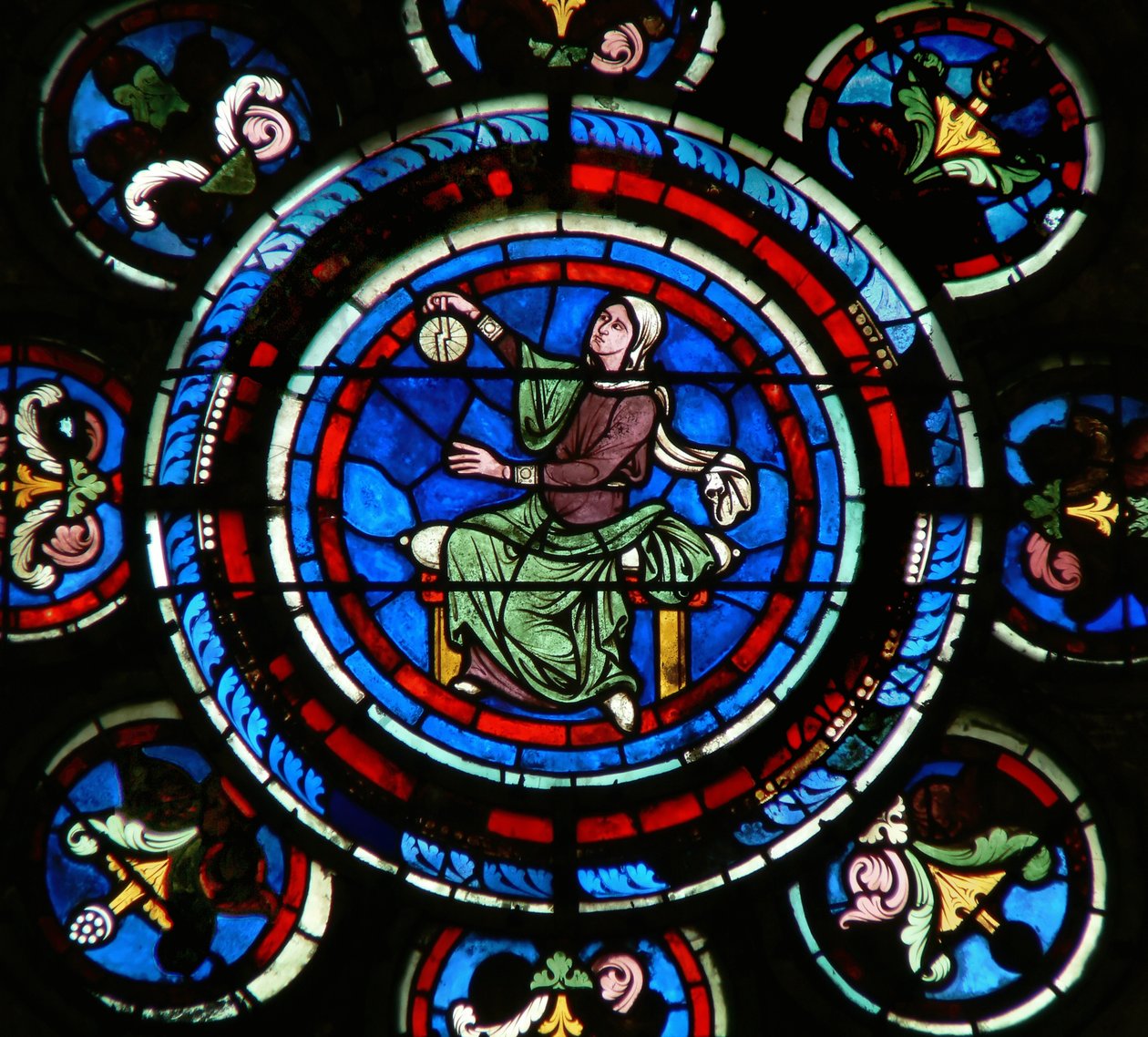 (detalle) de la ventana rosa norte que representa la Astronomía de las Artes Liberales de French School
