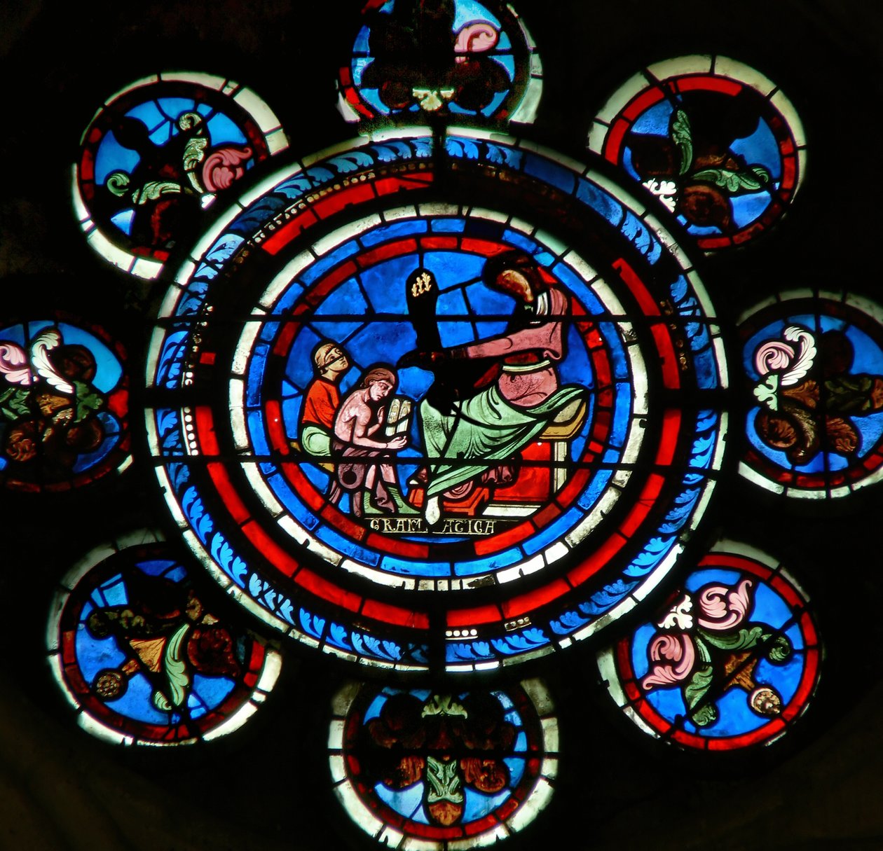 (detalle) de la ventana rosa norte que representa la Gramática de las Artes Liberales de French School