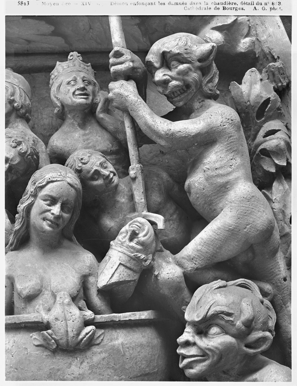 Diablo empujando a un obispo al fuego, del Juicio Final de la Catedral de St. Etienne en Bourges (detalle) de French School