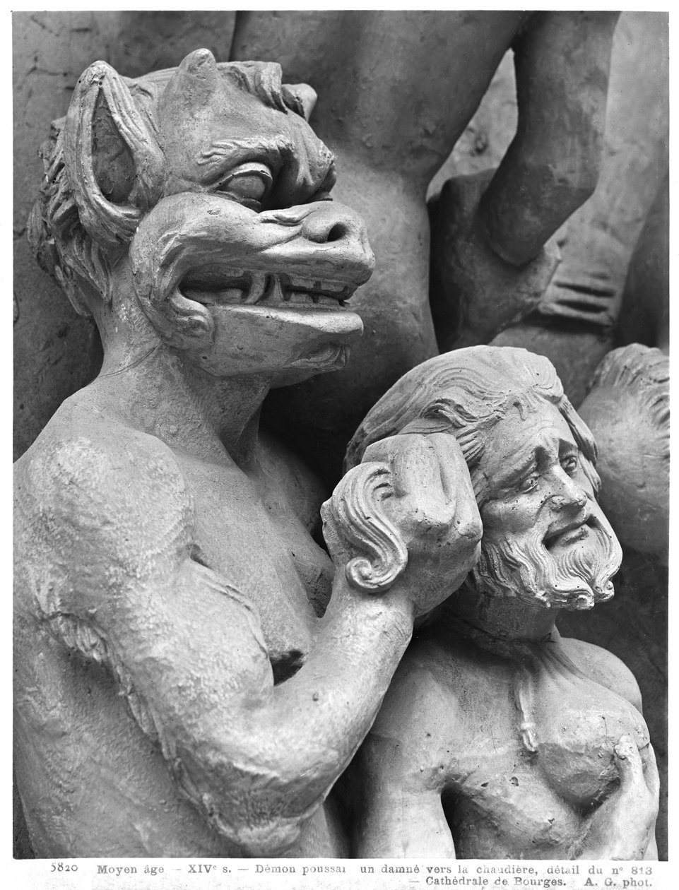 Diablo empujando a una persona condenada al fuego, del Juicio Final de la Catedral de St. Etienne en Bourges (detalle) de French School