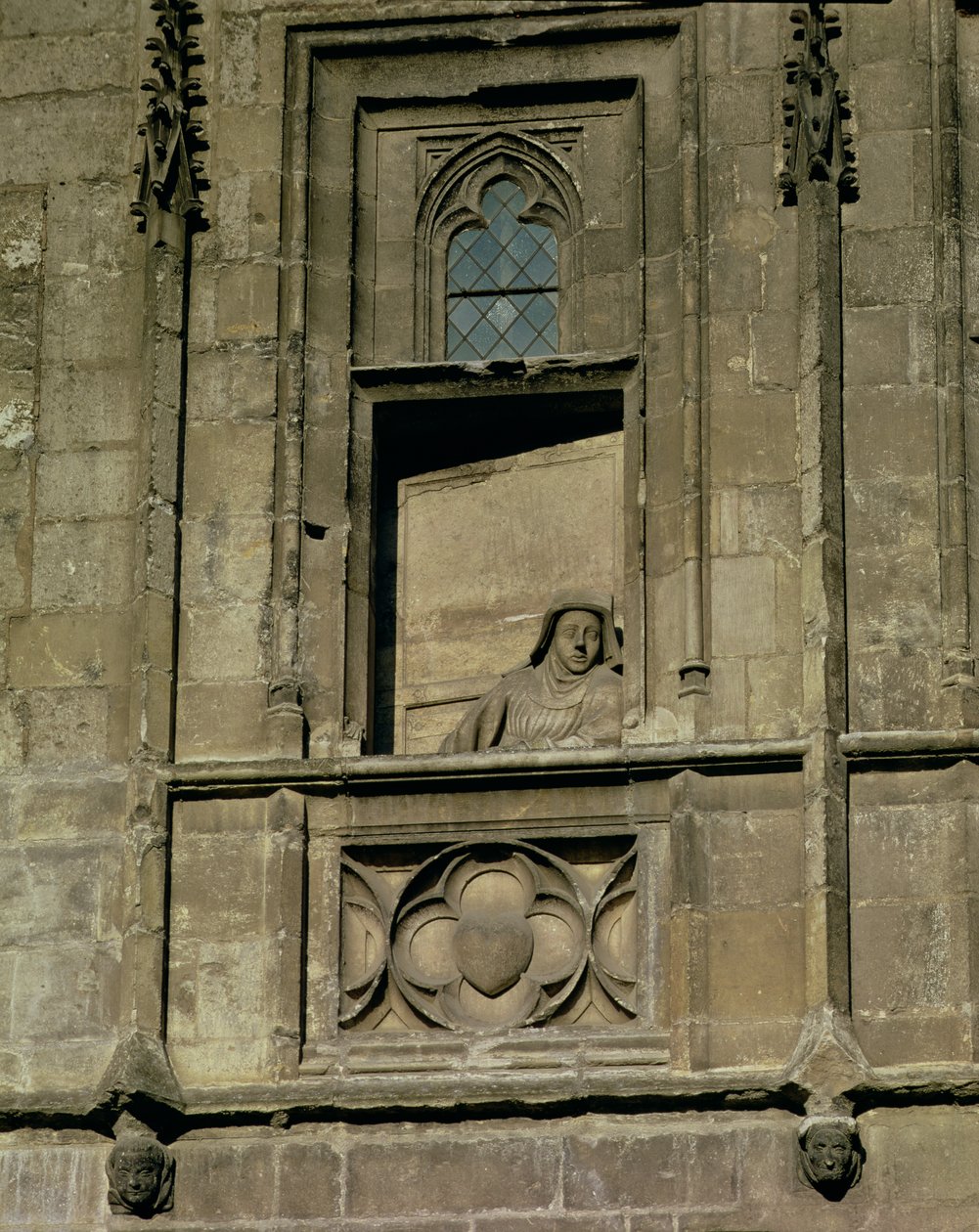 Ventana falsa en la fachada de entrada con una figura de una mujer mirando hacia afuera, posiblemente la esposa de Jacques Coeur, 1443-51 de French School