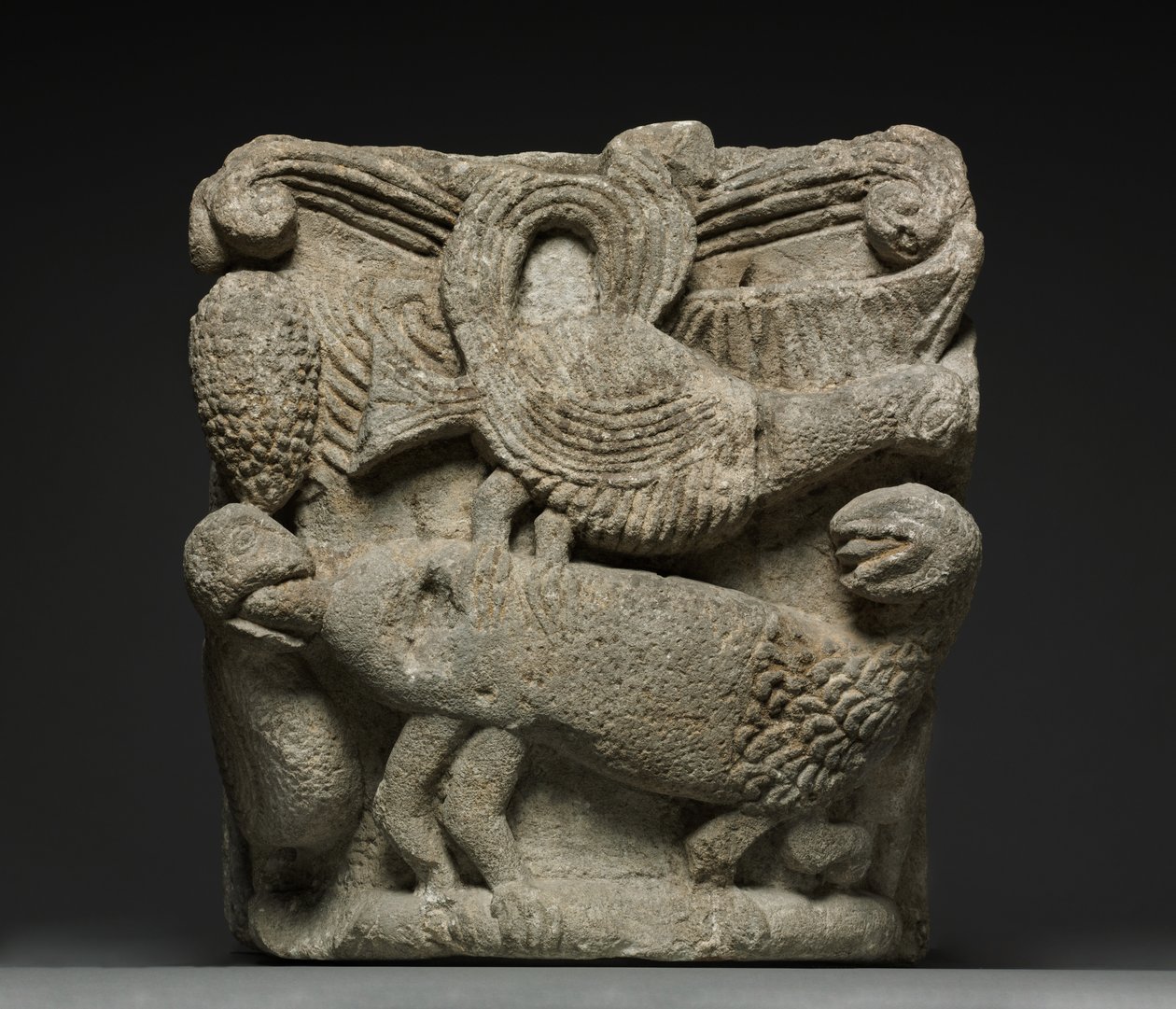 Capitel comprometido con una criatura fantástica y tres pájaros, principios de 1100s de French School
