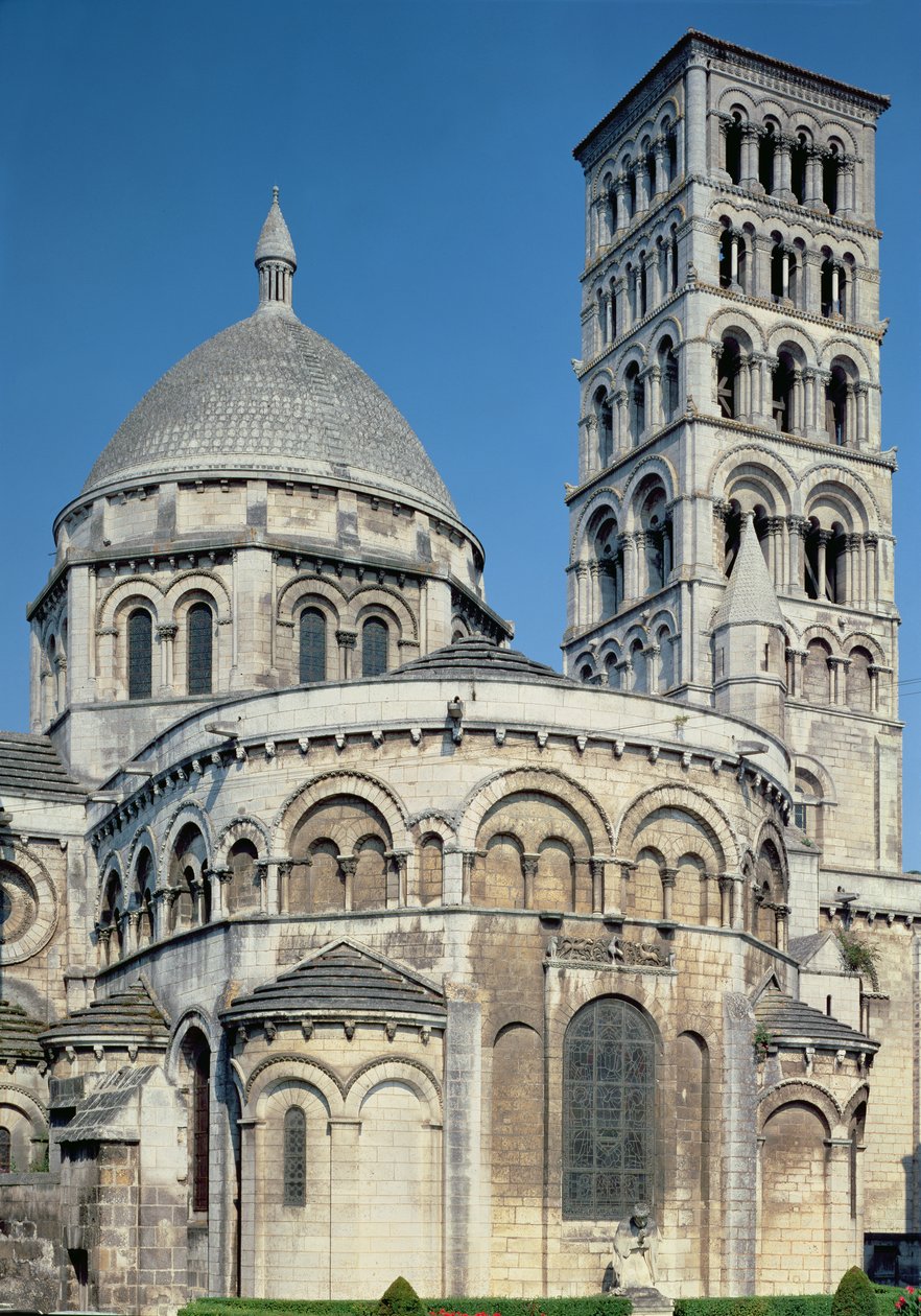 Vista exterior del ábside con las capillas absidiales y el campanario, construido c.1125-1135 de French School