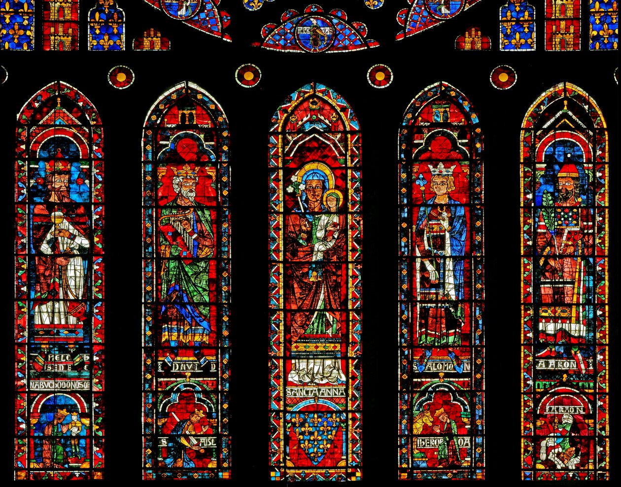 Figuras bajo la ventana rosa norte: Melquisedec, David, Santa Ana, Salomón, Aarón y escenas de French School