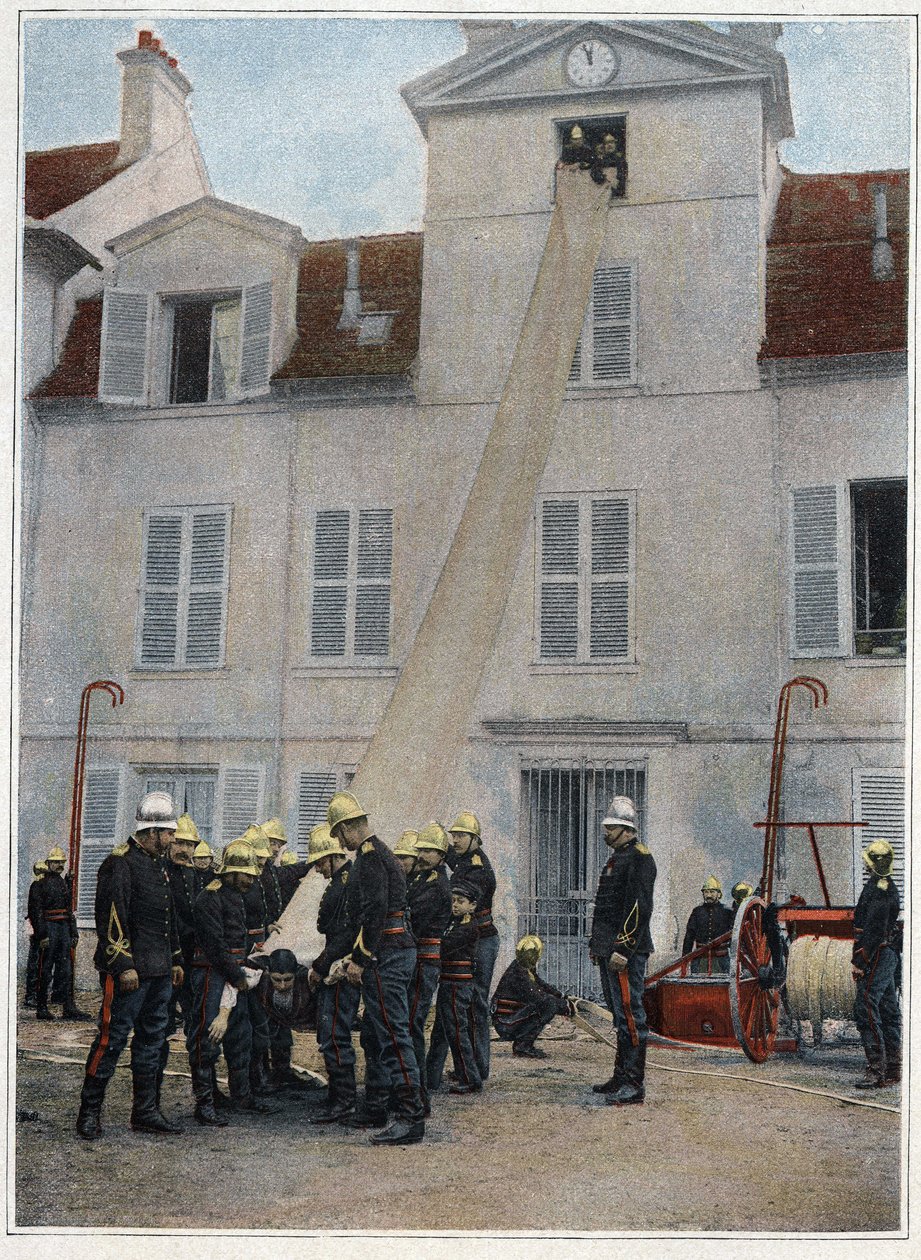 Bomberos de París. El rescate es lo primero. Subir para llegar cerca de los desastres se hace inmediatamente mediante los ganchos, los nudos de silla o la bolsa de vida montada por el jefe de la bomba y el primer sirviente. Los zapadores abajo sostienen el de French School