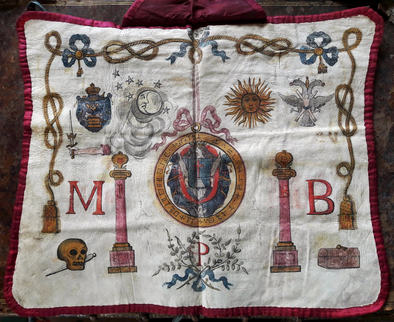 Francmasonería: delantal de cuero de maestro masón decorado con símbolos y emblemas francmasones de French School