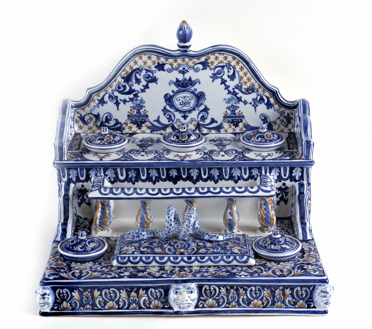 Caligrafía francesa: Escritura en porcelana de Gien, con una longitud total de 40 centímetros, esta pieza es muy representativa del siglo XVIII. Hay 5 tinteros en dos niveles, así como una tabla de plumas rectangular. París, el museo de la pluma. de French School
