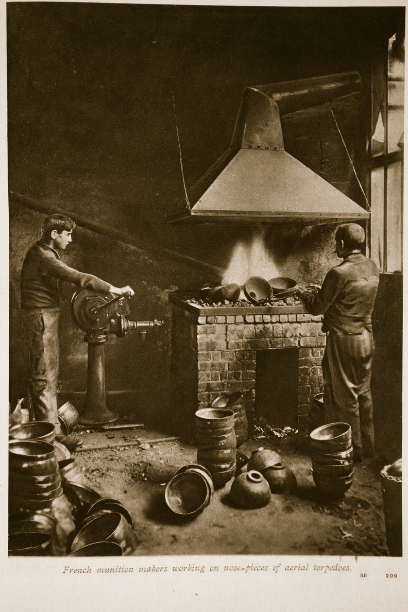 Fabricantes de municiones franceses trabajando en piezas de nariz de torpedos aéreos, 1914-19 de French School
