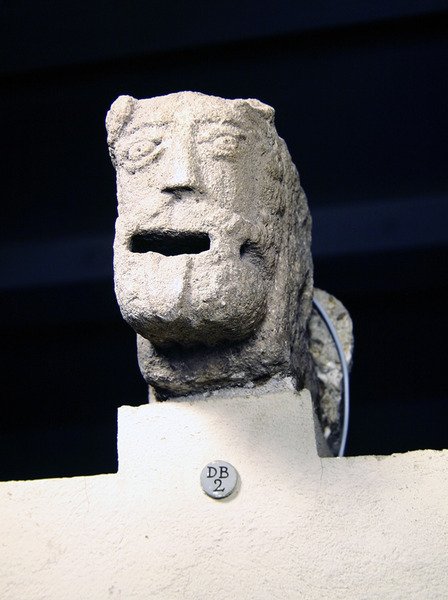 Gárgola con la lengua fuera de French School