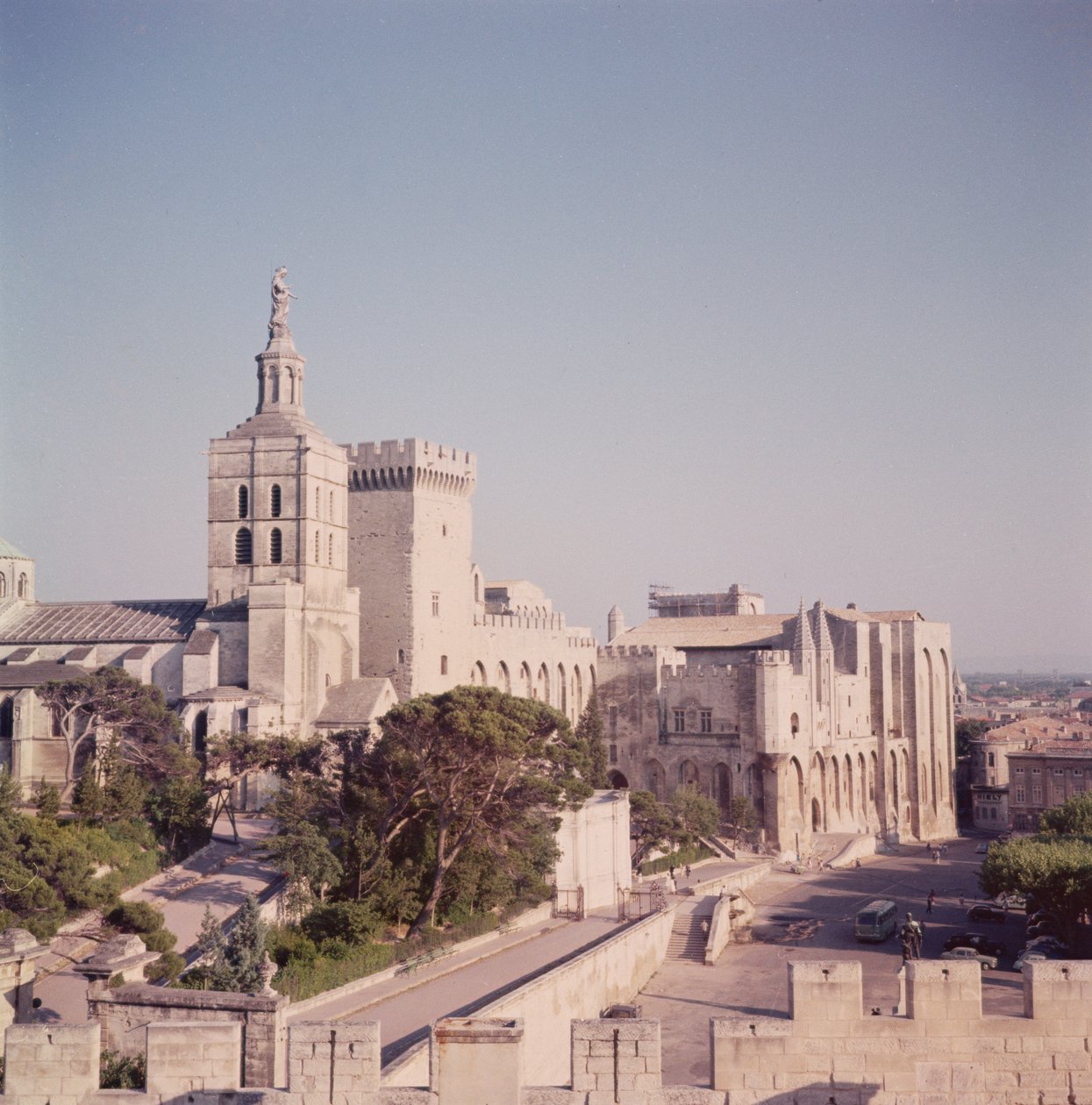 Vista general del Palacio de French School
