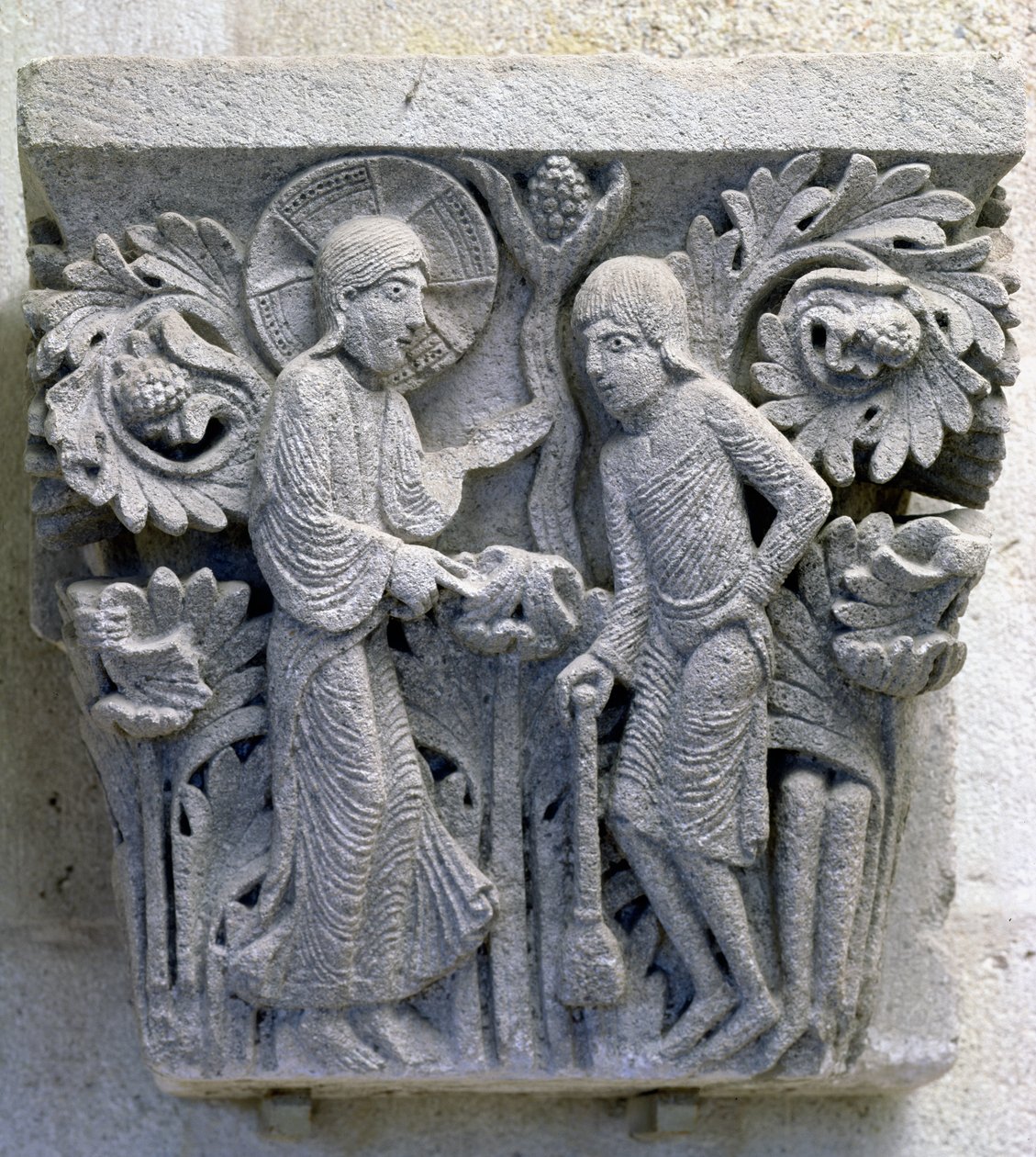 Dios diciendo a Adán que trabaje la tierra, capitel original de la nave de la catedral de French School