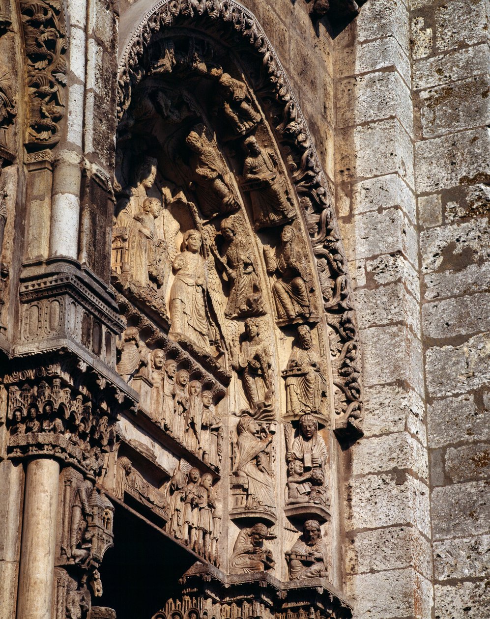 Arte Gótico: detalle del tímpano del portal real de la Basílica de Notre Dame de Chartres de French School