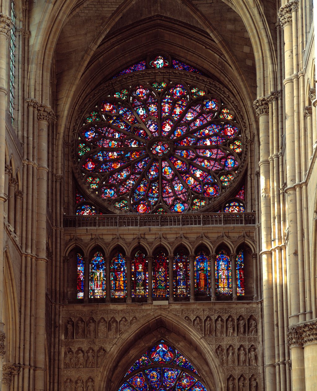 Arquitectura gótica: vista de la roseta de la Catedral de Notre-Dame de Reims hecha en el siglo XIII. Reims, Marne de French School