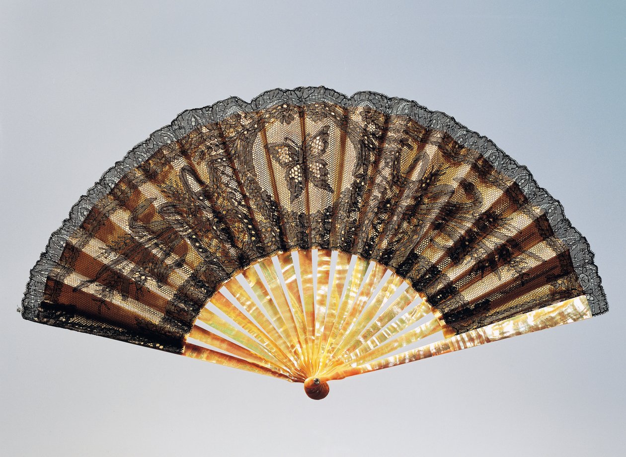 Abanico de medio luto con mariposa bordada, hoja de seda clara en encaje de Chantilly y costillas de nácar de French School