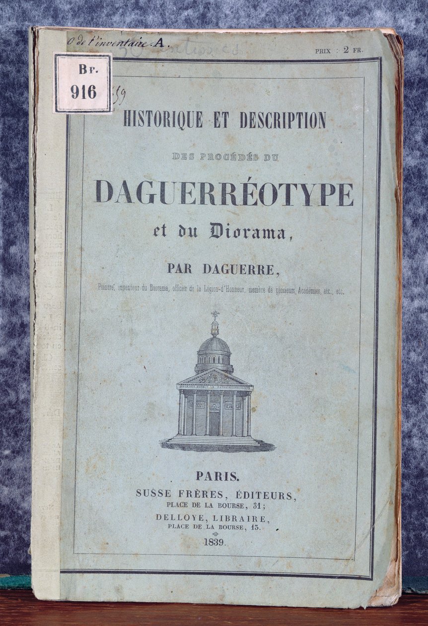 Historique et Description des Procedes de Daguerreotype et du Diorama, manual que acompaña la cámara comercializada por Daguerre y Giroux en 1839 de French School