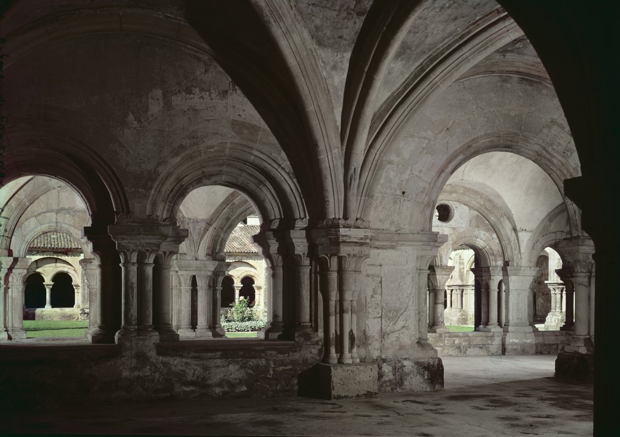 Vista interior del claustro desde la sala capitular de French School