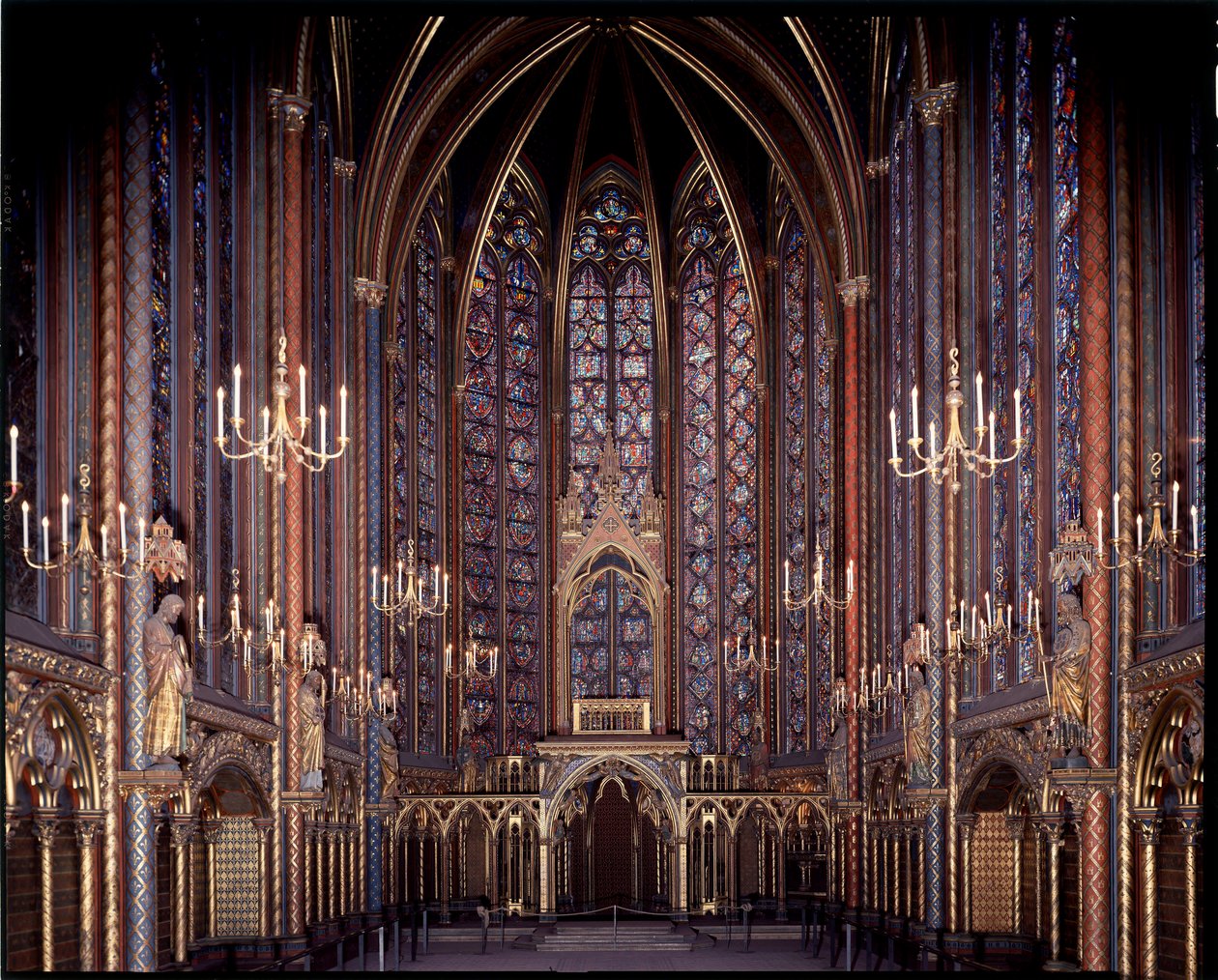 Vista interna de la capilla superior de la Sainte-Chapelle (1245 - 1248) en París, Francia de French School