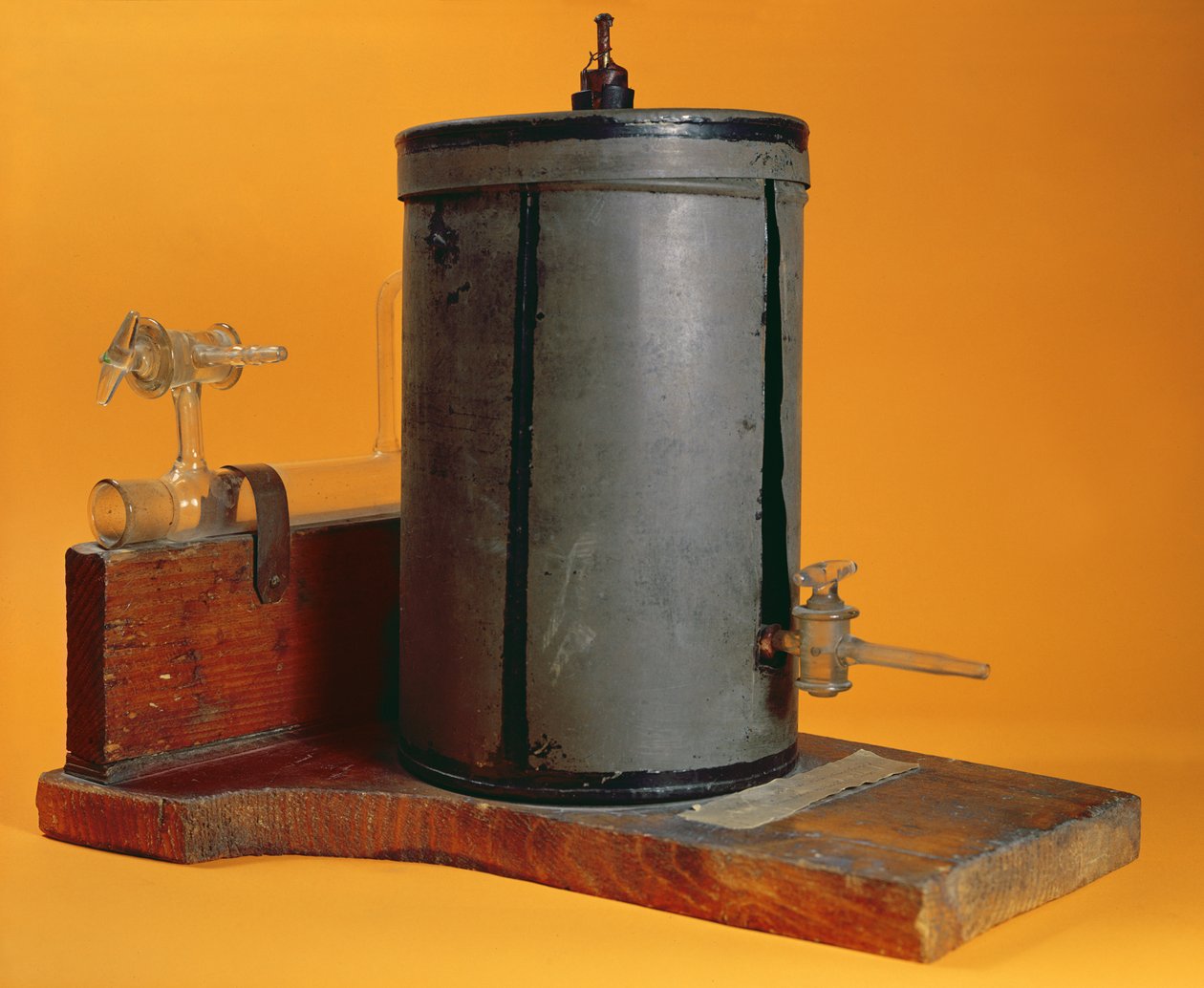 Cámara de ionización diseñada por Marie Curie (1867-1934) c.1897 de French School