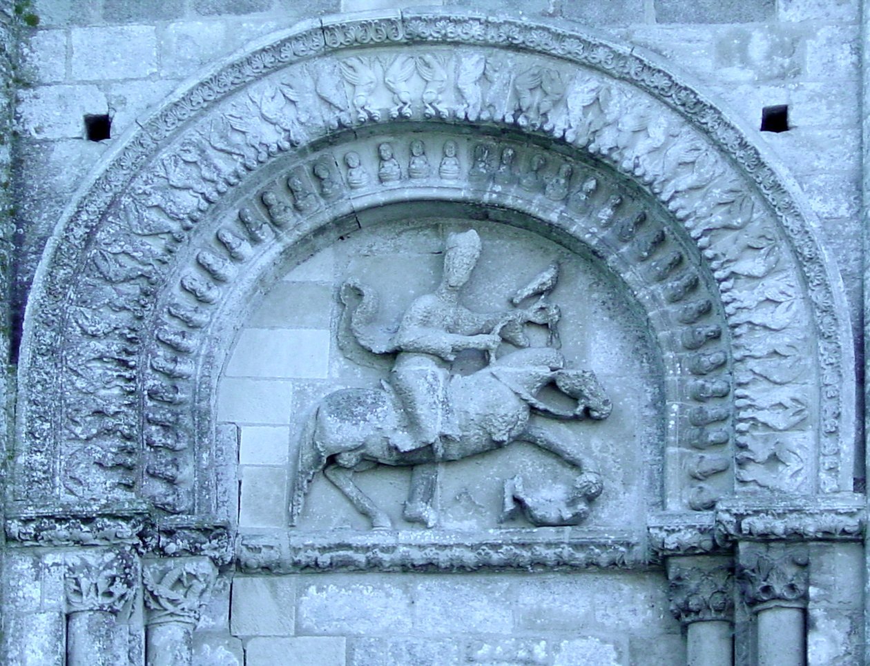 Caballero cazando con halcón desde la fachada de French School