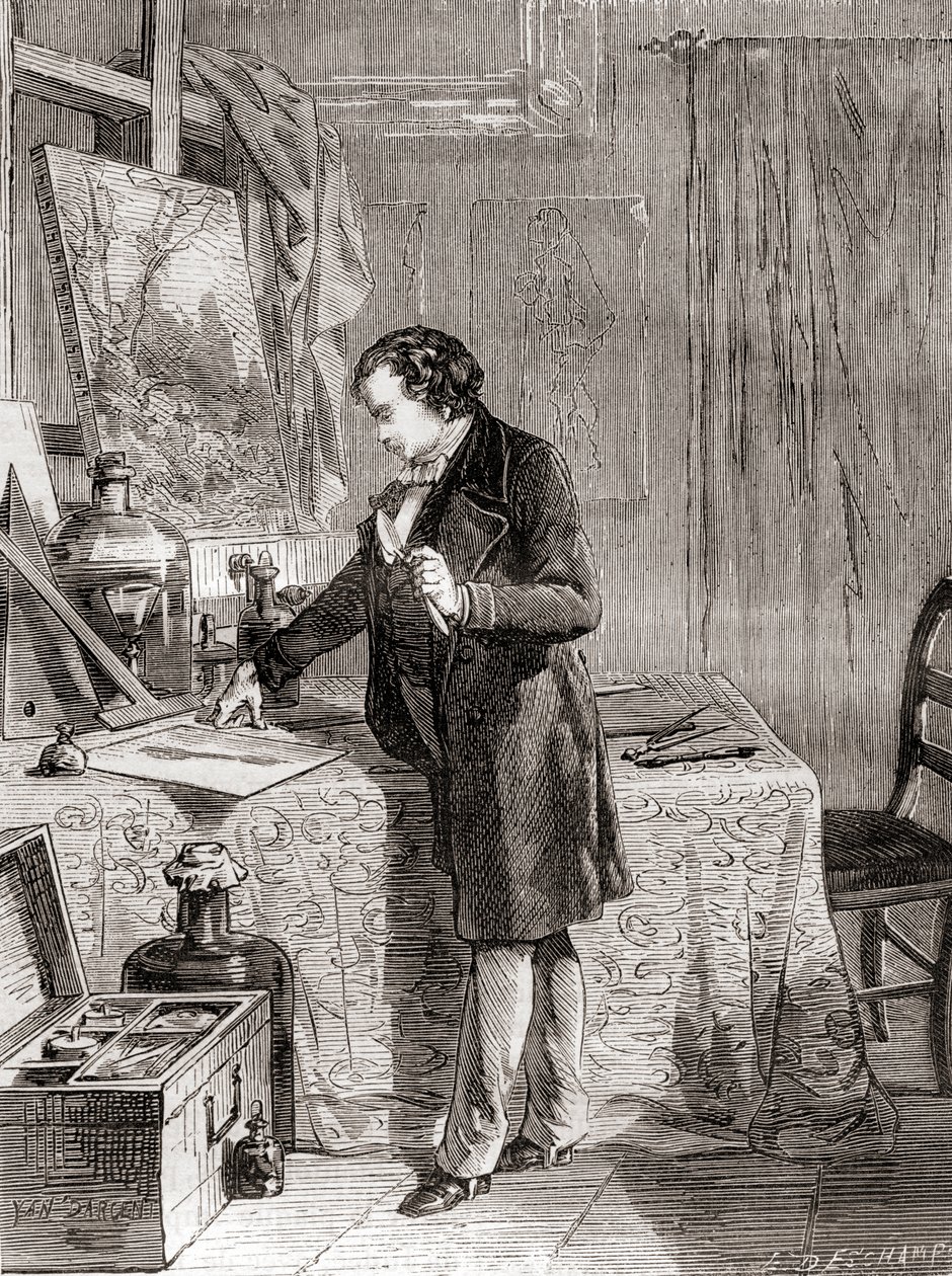Louis-Jacques-Mandé Daguerre inventando el proceso fotográfico del daguerrotipo en el siglo XIX, de Les Merveilles de la Science, publicado hacia 1870 (grabado). de French School
