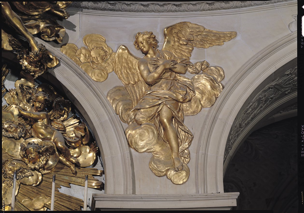 Ángel estilo Luis XIV, del arco a la derecha del Altar Mayor en la Capilla (bronce dorado) de French School