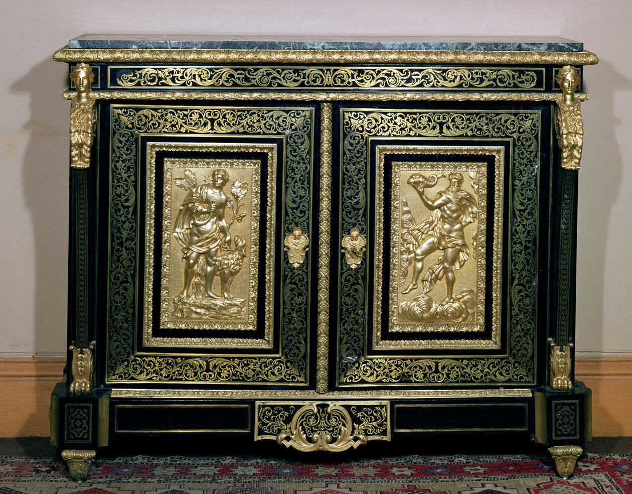 Gabinete estilo Luis XIV, puertas decoradas con trabajo de boulle y relieves de bronce dorado de French School