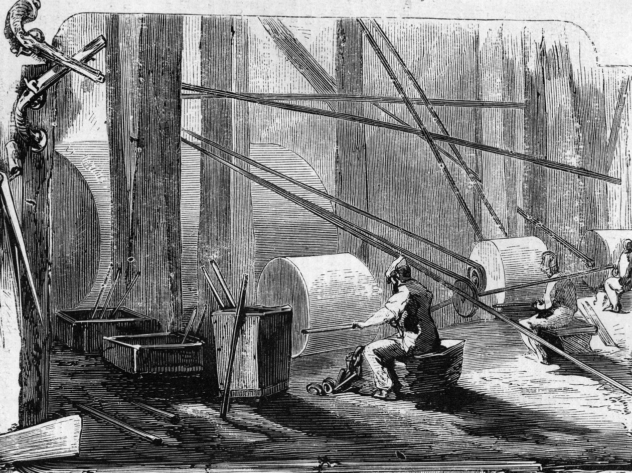 Fabricación de cañones de fusil: pulido de cilindros de hierro con ruedas de piedra. Grabado en "Le Monde Illustré" n°35 del 12 de diciembre de 1857. de French School
