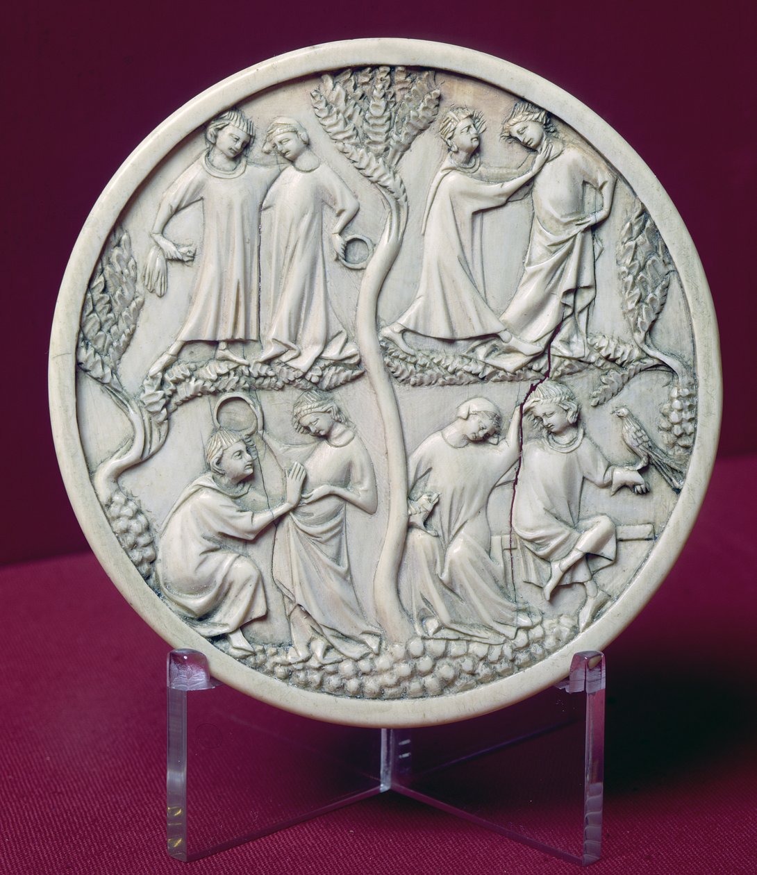 Estuche de espejo que representa escenas cortesanas, c.1320-30 de French School
