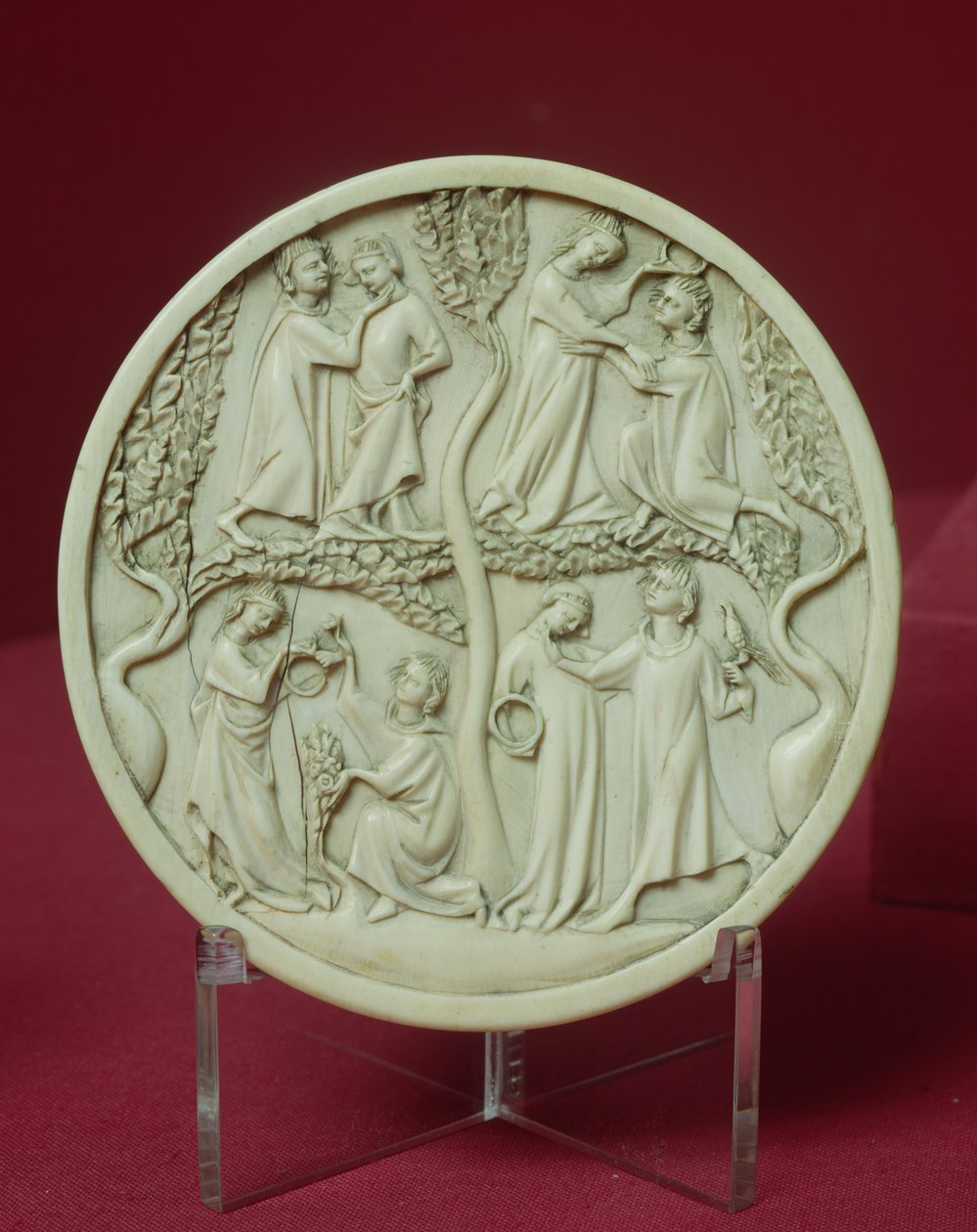 Estuche de espejo que representa escenas cortesanas, c.1320-30 de French School