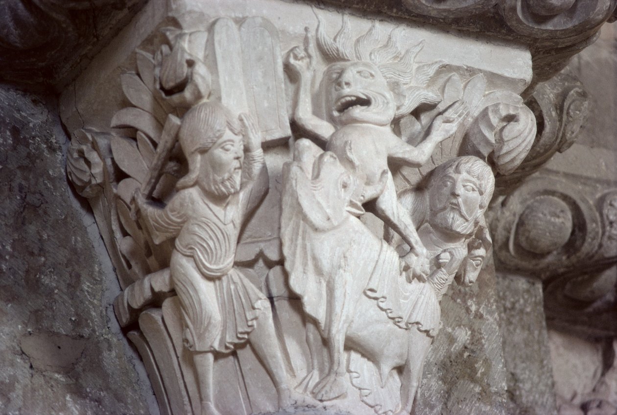 Moisés y el becerro de oro, relieve capital, c.1130 de French School