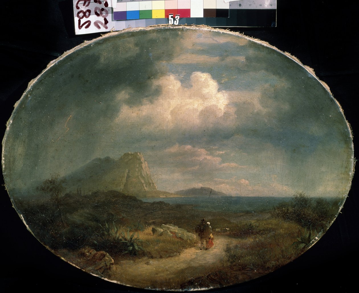 ""Paisaje italiano"" Paisaje costero en un clima tormentoso con una pareja caminando por una carretera. Pintura de la escuela francesa de principios del siglo XIX. Museo de Arte Mikhail Kroshitsky, Sebastopol (Sebastopol) Ucrania de French School