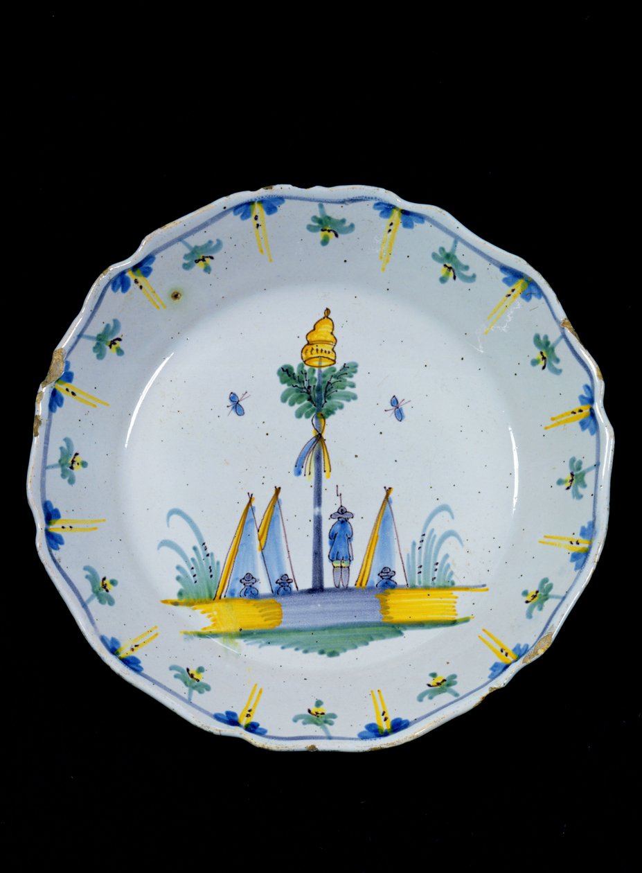 Plato decorado con el Árbol de la Libertad plantado al pie de tres tiendas de French School