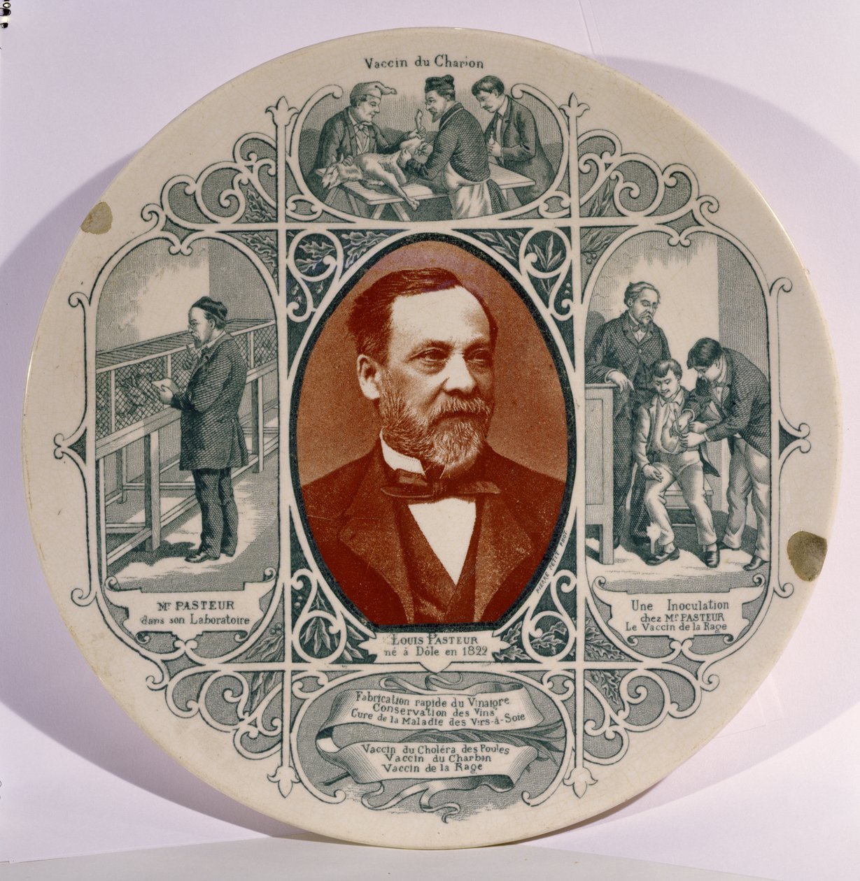 Plato con una fotografía de Louis Pasteur (1822-95) por Pierre Petit (1832-1909), y escenas de su vida (cerámica) de French School
