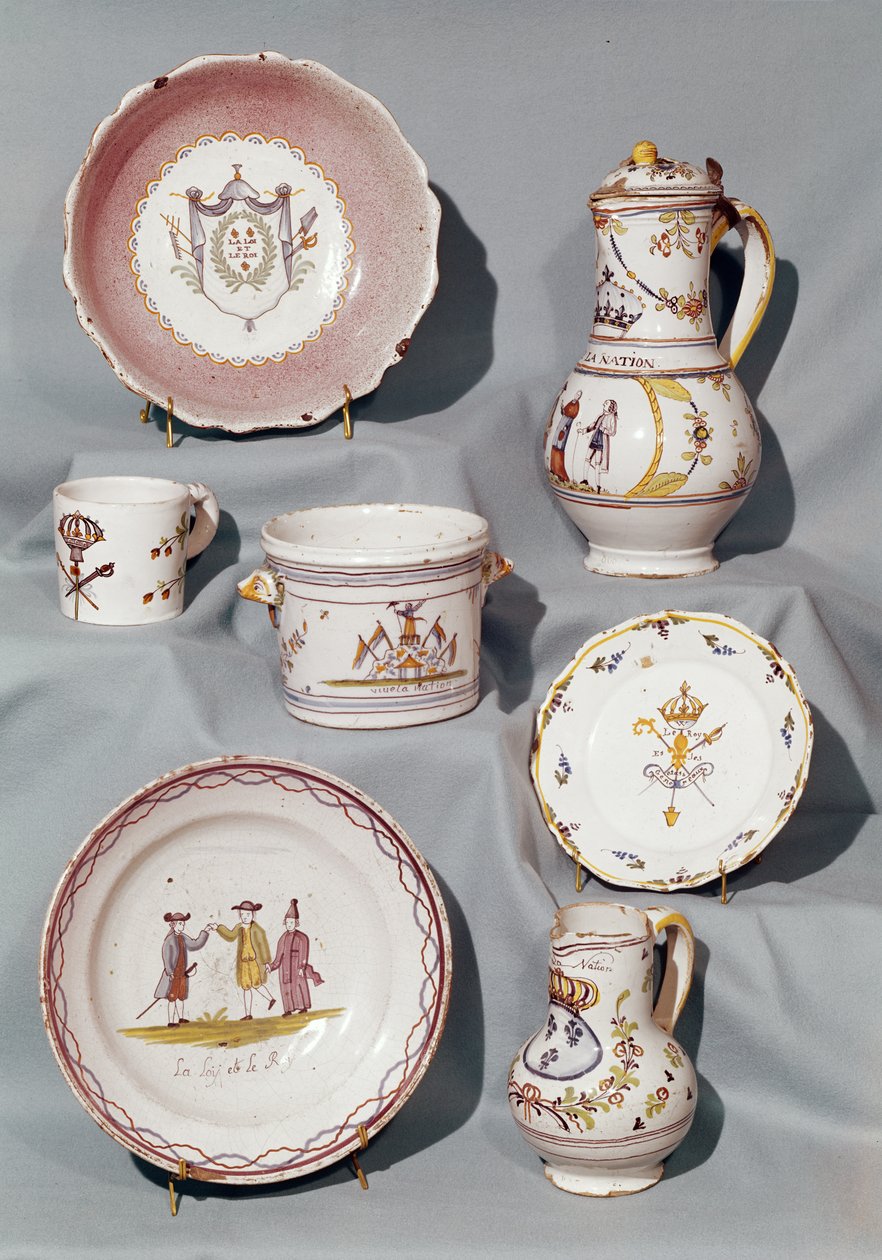 Platos, plato, jarras, taza y écuelle con inscripciones de motivos y lemas del período monárquico temprano de la Revolución Francesa, finales del siglo XVIII de French School