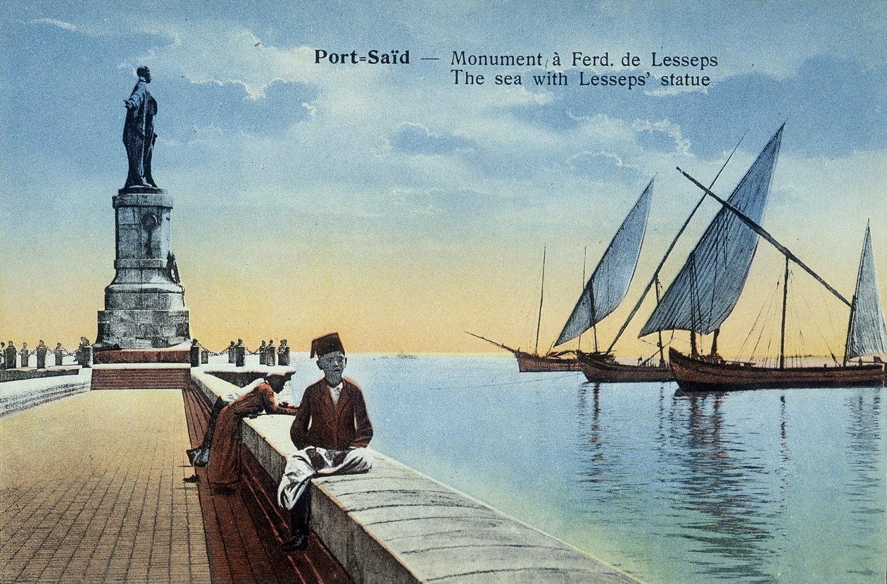 Postal de Port Said. Monumento dedicado a Fernand de Lesseps con vistas del puerto y el mar. Alrededor de 1900 (postal) de French School