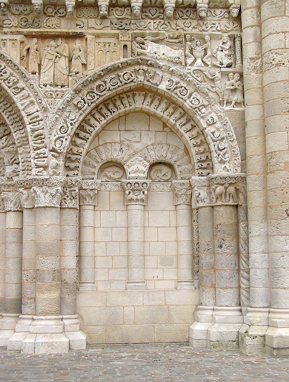 Portal de la Fachada Oeste de French School