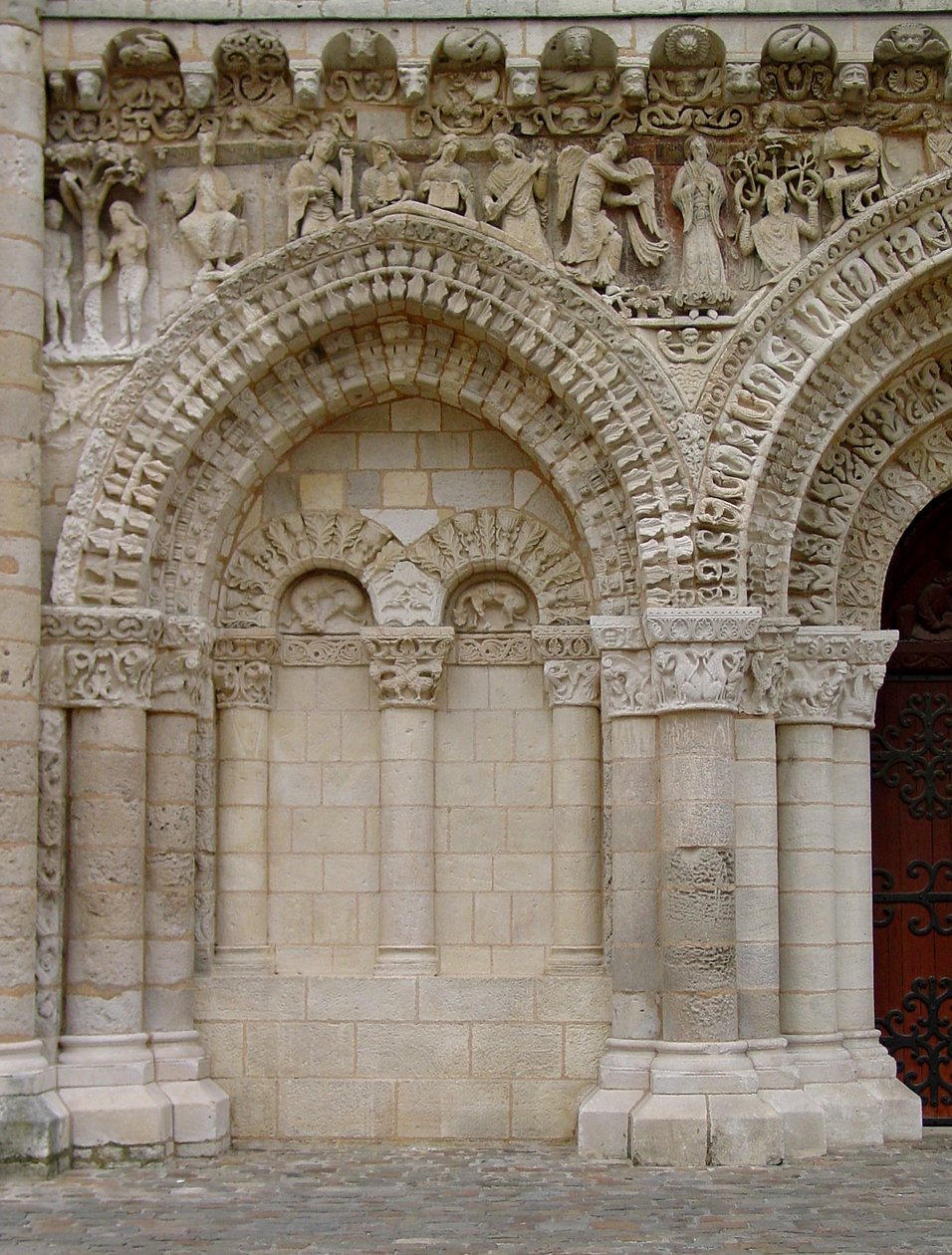 Portal de las Fachadas Oeste de French School