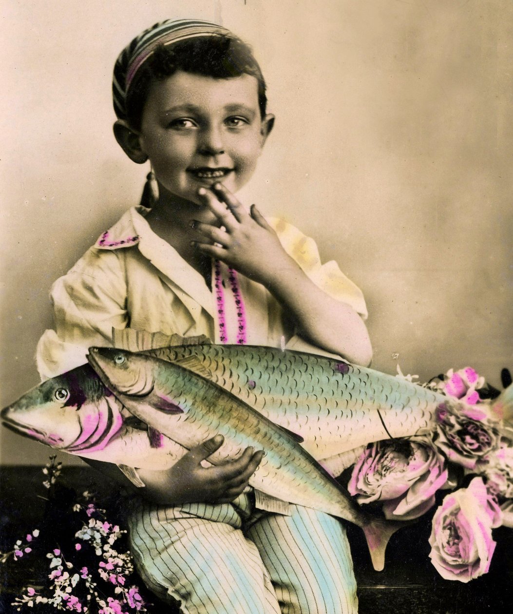 Retrato de un niño sosteniendo un pez c.1898 de French School