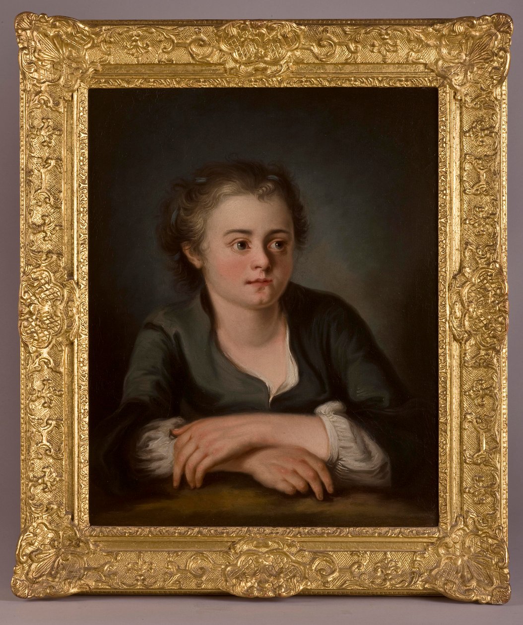 Retrato de una niña joven, vestida con un vestido verde y camisa blanca, sentada frente a una mesa de French School